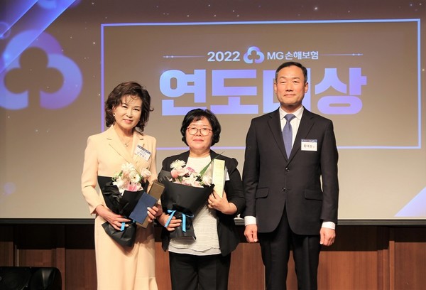 6일 서울 신라호텔에서 진행된 '2022 연도대상 시상식'에서 GOLD상을 수상한 신정임RC(왼쪽),김길연RC(가운데),황대성 MG손해보험 대표(오른쪽)이 기념촬영을 하고 있다. 사진=MG손해보험