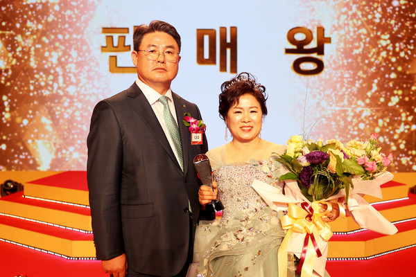 지난 14일 일산 킨텍스에서 열린 '2022 DB손해보험 연도상' 시상식에서 정종표 DB손해보험 대표(왼쪽)와 최명임 PA가 기념촬영을 하고있다. 사진=DB손해보험