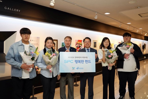 '꿈, 피어나다' 전시회에 작품을 전시하는 장애 청소년들이 기념 촬영을 하고 있다. 사진=SPC
