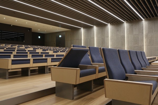 독일 국제 디자인 공모전 'iF 디자인 어워드 2023' 오피스 부문에서 본상을 수상한 '지속가능한 멀티공간(Sustainable Multi-Purpose Space)' 디자인이 적용된 현대엔지니어링 본사 대강당. 이동·접이식 좌석의 등받이 부분을 닫아 벤치 및 테이블 등으로 활용할 수 있다. 사진=현대엔지니어링