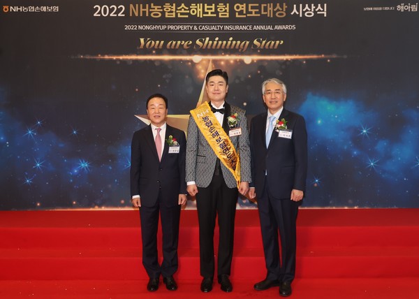 지난 19일, 20일 양일간 서울 서초구 소재 더케이호텔에서 개최된 '2022 연도대상 시상식'에서 대상 수상자인 세종공주원예농협 허준호 지점장(사진 가운데)이 이석준 NH농협금융지주 회장(오른쪽), 최문섭 NH농협손해보험 대표이사(왼쪽)와 기념촬영을 하고 있다. 사진=NH농협손해보험