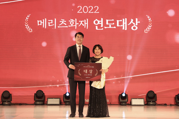 20일 비스타 워커힐 서울에서 진행된 'CY2022연도대상 시상식'에서 영업대상을 수상한 청주본부 주미숙 지점장(오른쪽)과 김용범 메리츠화재 부회장(왼쪽)이 기념사진 촬영을 하고 있다. 사진=메리츠화재