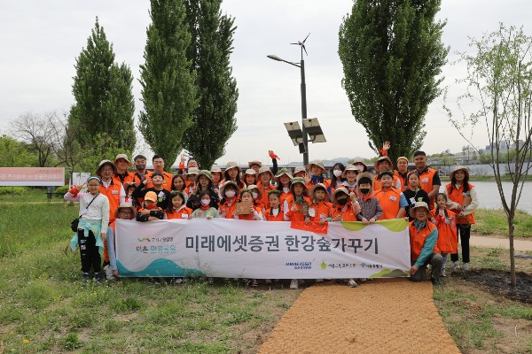 미래에셋증권 최현만 회장(오른쪽 끝)과 임직원 및 가족이 기념 촬영을 하고 있다. 사진=미래에셋증권