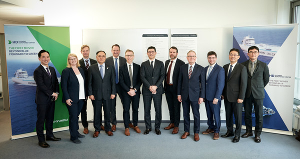 지난 24일(현지시간) 독일 뒤셀도르프에서 HD유럽연구센터 법인 개소식에서(사진 왼쪽 네 번째부터) 허승재 주독일대한민국대사관 총영사, 펠릭스 노이가르트 NRW글로벌무역투자진흥공사 CEO, 야콥 얀더트 아헨공대 추진시스템연구소 교수, 김성준 HD한국조선해양 미래기술연구원장 겸 HD유럽연구센터 법인장, 피터 얀센 율리히연구센터 이사가 기념촬영을 하고 있다. 사진=HD한국조선해양