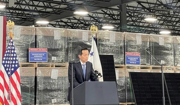 김동관 한화솔루션 부회장이 6일(현지시간) 조지아주 달튼에 위치한 태양광 모듈 공장에서 미국 최대 태양광 밸류체인 프로젝트 '솔라허브'에 대해 설명하고 있다. 사진=한화솔루션 