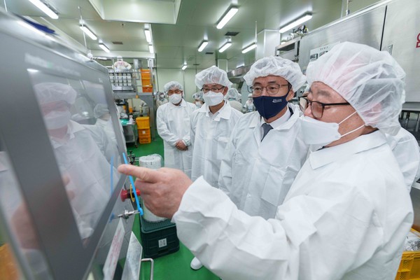 NH농협은행 이석용 은행장(우측 두번째)이 경기도 파주시 소재 ㈜엠디에스코리아를 방문해 ㈜엠디에스코리아 문동준 대표이사(우측 첫번째)에게 식품 제조과정에 대한 설명을 듣고 있다. 사진=NH농협은행