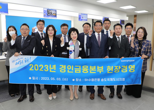 한국해양교통안전공단을 방문한 강신숙 은행장(오른쪽)과 한국해양교통안전공단 김준석 이사장이 기념촬영을 하고 있다. 사진=Sh수협은행