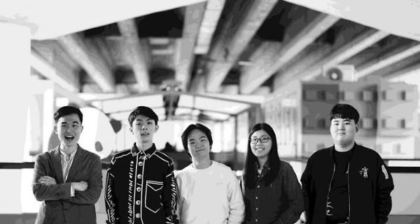 갤러리 X2가 오는 18일 발달장애 예술가 5인의 전시를 개최한다. 왼쪽부터 심승보, 윤진석, 임이정, 신현채, 황성제 작가. 사진=오중석