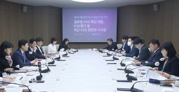 우태희 대한상의 상근부회장(앞줄 왼쪽 다섯번째)이 참석자들과 기념촬영을 하고 있다. 사진=대한상공회의소