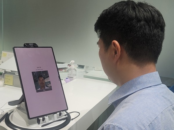 신한은행이 창구얼굴출금 서비스를 제공한다. 사진=신한은행