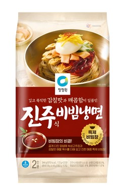 청정원이 청정원이 본격적인 여름을 앞두고 묵직한 감칠맛과 매콤함이 일품인 신제품 '진주식 비빔냉면'을 출시한다.  사진=청정원