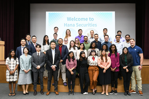 홍용재 하나증권 부사장(두번째 줄 왼쪽 두 번째), Jay Park 주한 미국 대사관 외교관(첫번째 줄 왼쪽 네 번째)과 노스캐롤라이나 대학교 MBA그룹이 행사에 참여해 기념촬영하고 있다. 사진=하나증권