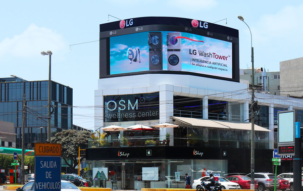 페루 수도 리마(Lima)에 초대형 사이니지. 사진=LG전자