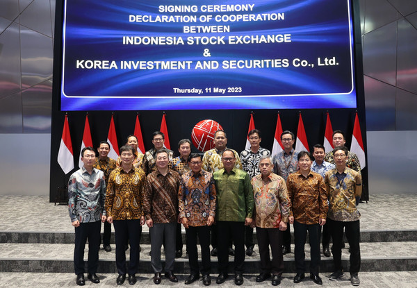 한국투자증권-IDX 협력선언식에 참가한 참가자들이 기념 사진을 촬영하고 있다. 사진=한국투자증권