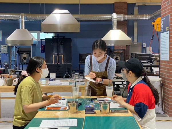 유리 공예 체험 모습. 사진 제공=한국도자재단