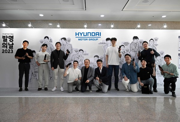 ‘2023 발명의 날’ 수상자들과 김용화 현대차·기아 연구개발본부장 겸 부사장과 기념사진을 찍는 모습(좌측 다섯번 째 김김용화 연구개발본부장 겸 부사장)