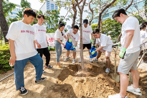 AIA생명이 ESG 경영 및 탄소 중립 실천의 일환으로 서울시 양천구에서 나무심기 활동을 진행했다. 사진=AIA생명