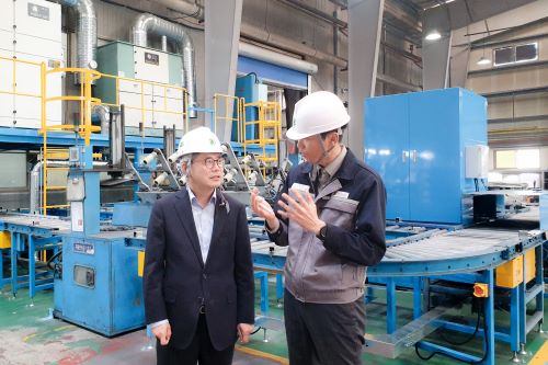 16일 윤희성 수출입은행장(사진 왼쪽)이 전북 김제시에 소재한 자동차용 알루미늄휠 제조업체 하이호휠을 방문했다. 사진=한국수출입은행