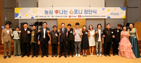 이병학 농심 대표이사(왼쪽 7번째)가 단원들과 사진을 찍고 있다. 사진=농심