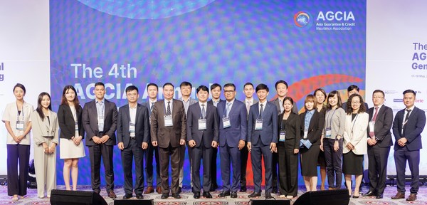 17일 제4회 아시아보증·신용보험협회(AGCIA) 연차총회에서 참가기관 대표 및 관계자들이 기념촬영을 하고 있다. 사진=