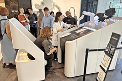 갤러리아백화점은 명품관에서 패션 중심의 팝업을 벗어나 '테크'를 콘셉트로 미디어아트 그룹 '엑스오비스' 팝업과 스웨덴 친환경 전기 바이크 '케이크' 팝업을 선보인다. 사진=갤러리아백화점