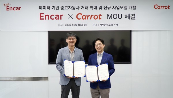 18일 서울 중구 캐롯손해보험 본사에서 엔카닷컴 박홍규 사업총괄본부장(왼쪽), 캐롯손해보험 최영복 경영지원본부장(오른쪽)이 업무협약(MOU)을 체결하고 기념촬영을 하고 있다. 사진=캐롯손해보험