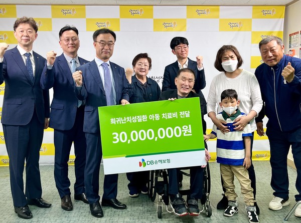 19일 서울 연희동 한국희귀난치성질환 연합회에서 DB손해보험 박성식 부사장(왼쪽에서 세번째)이 참석한 가운데 치료비 전달식을 가졌다. 사진=DB손해보험