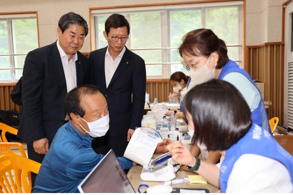 NH농협생명이 경기 광주시 번천초등학교 실내체육관에서 '2023년 제1차 농촌의료지원 봉사활동'을 실시했다. 사진=NH농협생명