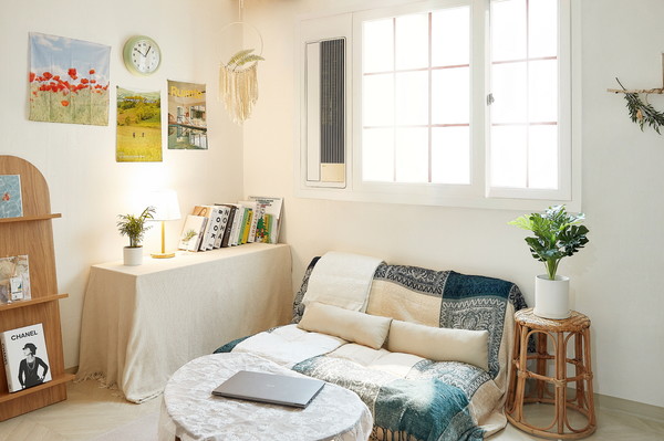 LG전자가 설치 편의성을 높이고 위생 기능은 더욱 강화한 2023년형 창호형 에어컨 'LG 휘센 오브제컬렉션 엣지'를 26일 출시한다. 사진=LG전자