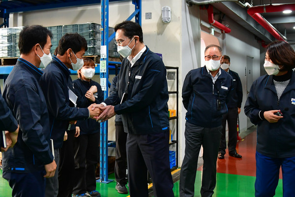 2022년 11월 8일 이재용 삼성전자 회장이 삼성전자로부터 스마트공장 구축 지원을 받은 부산 소재 도금 기업 '동아플레이팅'을 방문해 제조 현장을 둘러보고 있다. 사진=삼성전자