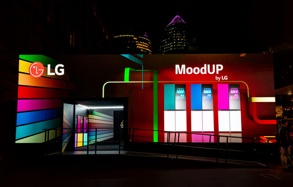 비비드 시드니(Vivid Sydney) 2023 공식파트너로 참가한 LG전자가 축제 현장에 꾸민 ‘MoodUp by LG’ 전시관. 전시관 LED 디스플레이에서 LG 디오스 오브제컬렉션 무드업 냉장고 색을 활용한 3D 그래픽 콘텐츠가 노출되고 있는 모습. 사진=LG전자 
