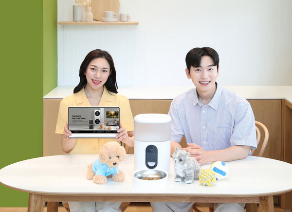 삼성전자 모델이 삼성스토어 청담점에서 삼성닷컴에 새롭게 오픈한 '펫 케어 스토어'와 '펫 피더' 제품을 소개하는 모습. 사진=삼성전자 