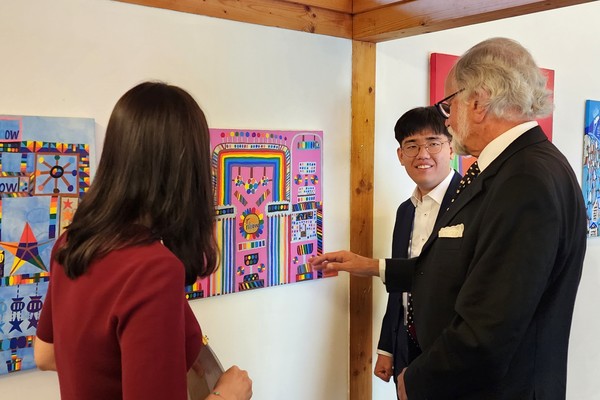 국내 발달장애 미술가가 ‘2023 한·EU 발달장애 미술가 해외교류전’에서 자신의 작품을 직접 해외 관람객에게 소개하고 있다. 사진=우리금융미래재단