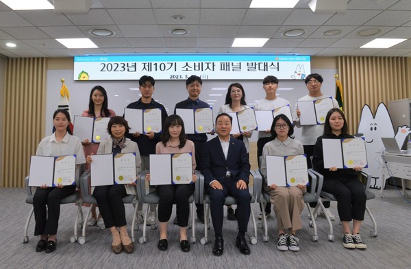 NH농협손해보험은 30일 최문섭 대표이사(사진 앞줄 왼쪽 네 번째)가 참석한 가운데 서울 서대문구 본사에서 '제10기 소비자패널' 12명을 선정하고 발대식을 개최했다. 사진=NH농협손해보험