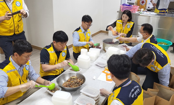신용보증기금 임직원이 ‘신보 지역상생 도시락’ 기부 사회공헌활동에 참여해 도시락을 직접 포장하고 있다. 사진=신용보증기금