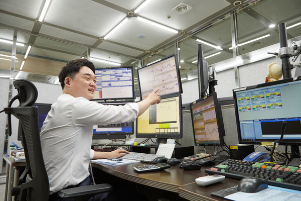 수협은행 글로벌외환사업부 직원이 외환 딜링룸에서 업무 중인 모습. 사진=Sh수협은행