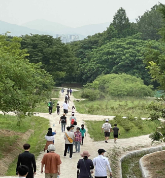 2022년 자연학습장 음악회 장소로 이동하는 관람객들. 사진 제공=문화재청