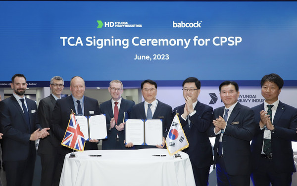 한영석 HD현대중공업 부회장(왼쪽 다섯번째)과 존 하위(왼쪽 세번째) 밥콕 최고기업업무 책임자 등이 기술협력합의서(TCA)에 서명한 후 기념촬영을 하고 있다.사진=HD현대