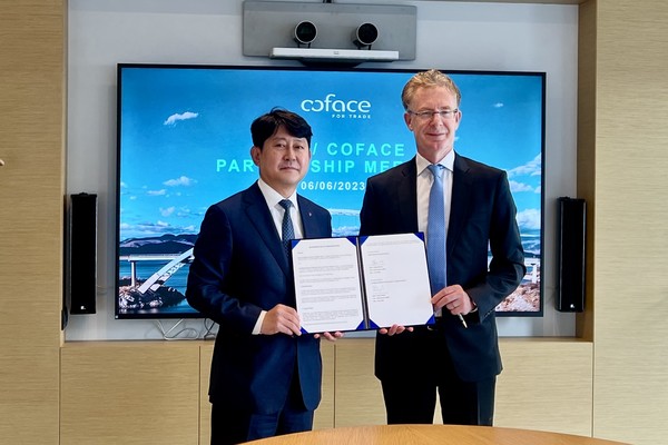 유광열 SGI서울보증 대표이사(왼쪽)와 Aylin Somersan Coqui 알리안츠 트레이드 대표이사(오른쪽)가 기념촬영하고 있다. 사진=SGI서울보증