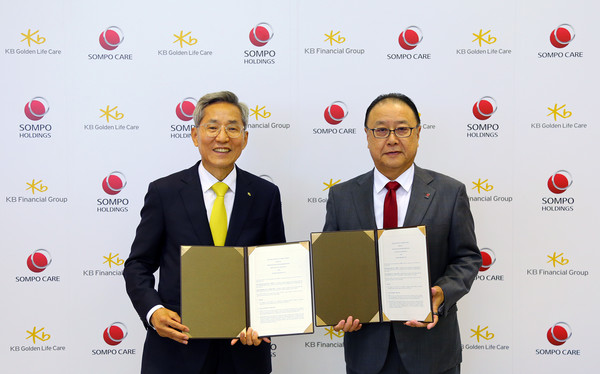 KB금융그룹 윤종규 회장(왼쪽)과 솜포홀딩스 사쿠라다 켄고 회장이 협약서 서명을 마친 후 기념촬영을 하고 있다. 사진=KB금융