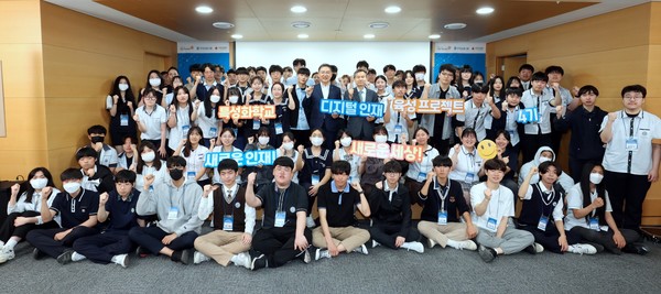 우리에프아이에스 고정현 대표이사, 하트하트재단 오지철 회장, 특성화학교 학생이 발대식에서 기념촬영을 하고 있다. 사진=우리금융지주