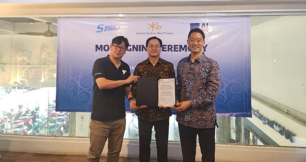 KB캐피탈인도네시아 현지법인 'Sunindo Kookmin Best Finance'(이하 SKBF)가 'AIZEN'(이하 에이젠글로벌), SWAP과 인도네시아 EV바이크 금융서비스 제공을 위한 업무 제휴 협약을 체결했다. 사진=KB캐피탈