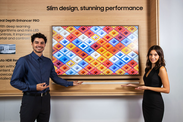 삼성전자 모델이 현지시간 14일 미국 올랜도에서 열리는 인포컴 2023에서 2023년형 스마트 사이니지 제품을 소개하는 모습. 사진=삼성전자