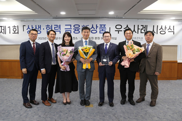 한화손해보험 나채범 대표이사(왼쪽 다섯번째) 및 임직원들이 이복현 금융감독원장(왼쪽 네번째)과 함께 기념촬영을 하고 있다. 사진=한화손해보험