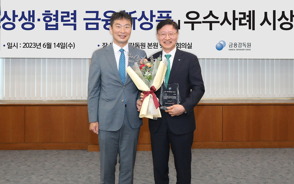 시상식에 참석한 이승열 하나은행장(오른쪽)이 이복현 금융감독원장과 함께 기념촬영을 하고 있다. 사진=하나은행