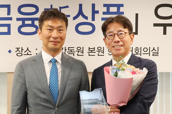 시상식에서 이복현 금융감독원장과 이재근 KB국민은행장(오른쪽)이 기념사진을 촬영하고 있다. 사진=KB국민은행