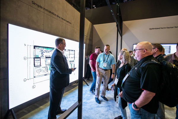 삼성전자 부스를 찾은 관람객들이 이번 인포컴에서 처음 선보인 130형 크기의 LED 올인원(IAC) 신제품을 살펴보고 있다. 사진=삼성전자