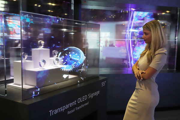 LG전자는 마이크로 LED, 투명 올레드 등 차세대 디스플레이를 앞세워 다양한 공간별 맞춤형 솔루션을 선보인다. LG전자 모델이 투명 올레드 사이니지를 통해 제품 정보와 실제 제품을 동시에 보여주는 진열 케이스를 체험하고 있다. 사진=LG전자