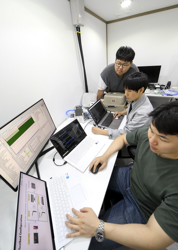 과기정통부와 NIA가 운영하는 판교 5G 테스트베드 센터에서 KT와 오픈랜 기술 협력업체 연구원들이 오픈랜 가상화 기지국을 실증하는 모습. 사진=KT 