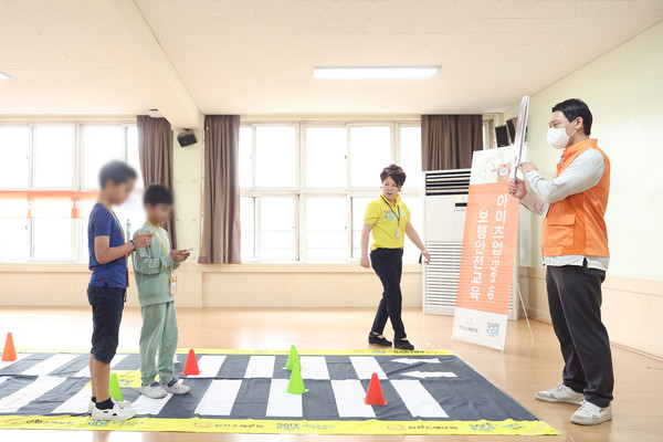 한화손해보험 봉사단이 서울 용산구 보광초등학교를 방문해 5학년 학생을 대상으로 '아이즈업(Eyes up) 보행안전교육' 을 진행한다. 사진=한화손해보험